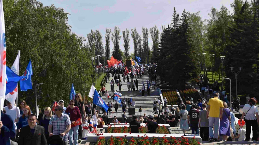 Тысячи саратовцев в День Победы почтили память героев на Соколовой горе