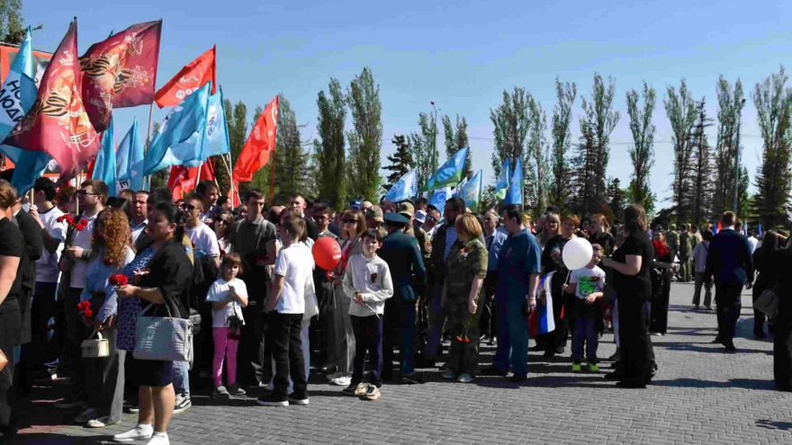 Тысячи саратовцев в День Победы почтили память героев на Соколовой горе