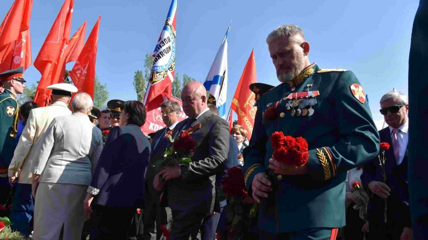 Тысячи саратовцев в День Победы почтили память героев на Соколовой горе