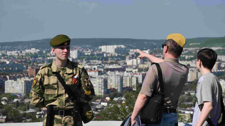 Тысячи саратовцев в День Победы почтили память героев на Соколовой горе