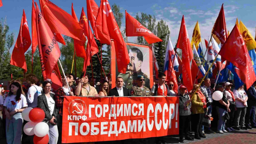 Тысячи саратовцев в День Победы почтили память героев на Соколовой горе