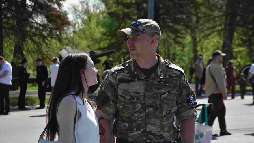 Тысячи саратовцев в День Победы почтили память героев на Соколовой горе