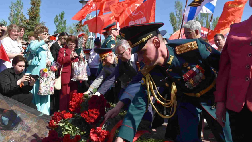 Тысячи саратовцев в День Победы почтили память героев на Соколовой горе