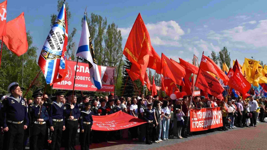 Тысячи саратовцев в День Победы почтили память героев на Соколовой горе