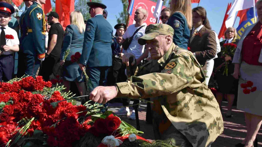 Тысячи саратовцев в День Победы почтили память героев на Соколовой горе