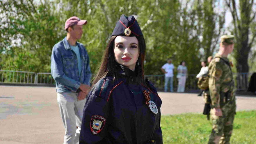 Тысячи саратовцев в День Победы почтили память героев на Соколовой горе