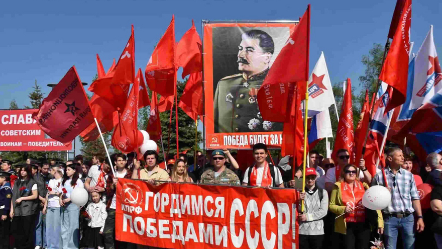 Тысячи саратовцев в День Победы почтили память героев на Соколовой горе
