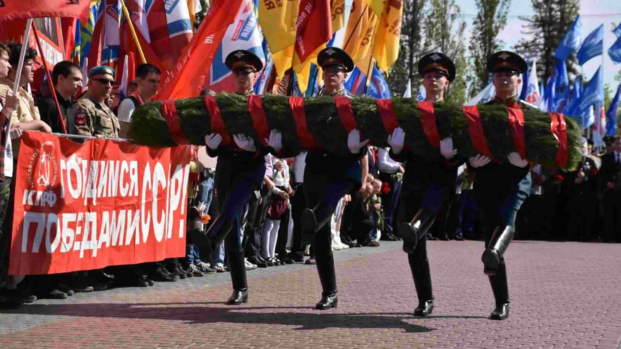 Тысячи саратовцев в День Победы почтили память героев на Соколовой горе