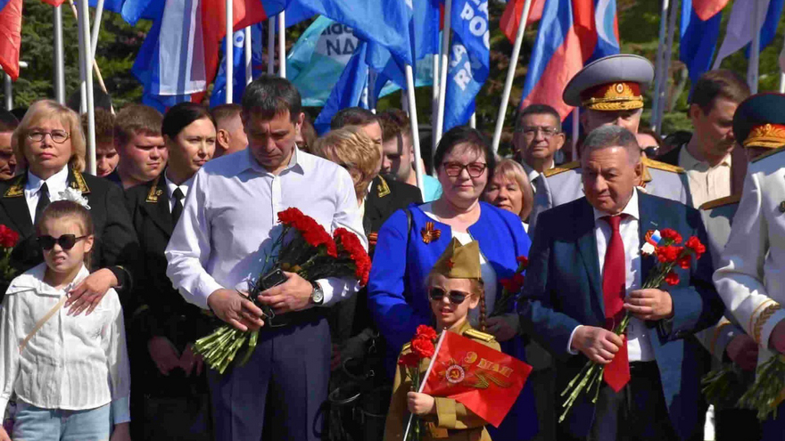 Тысячи саратовцев в День Победы почтили память героев на Соколовой горе