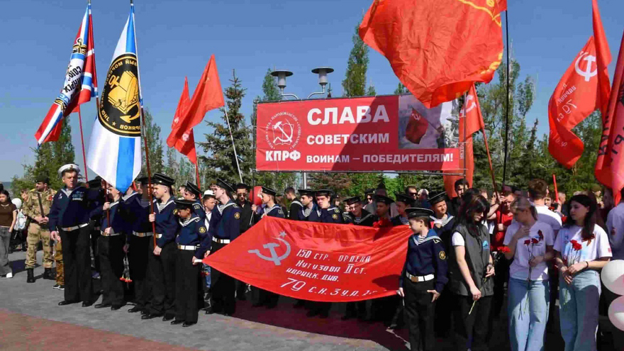 Тысячи саратовцев в День Победы почтили память героев на Соколовой горе
