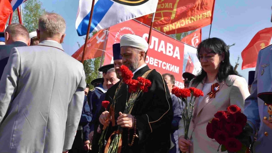 Тысячи саратовцев в День Победы почтили память героев на Соколовой горе