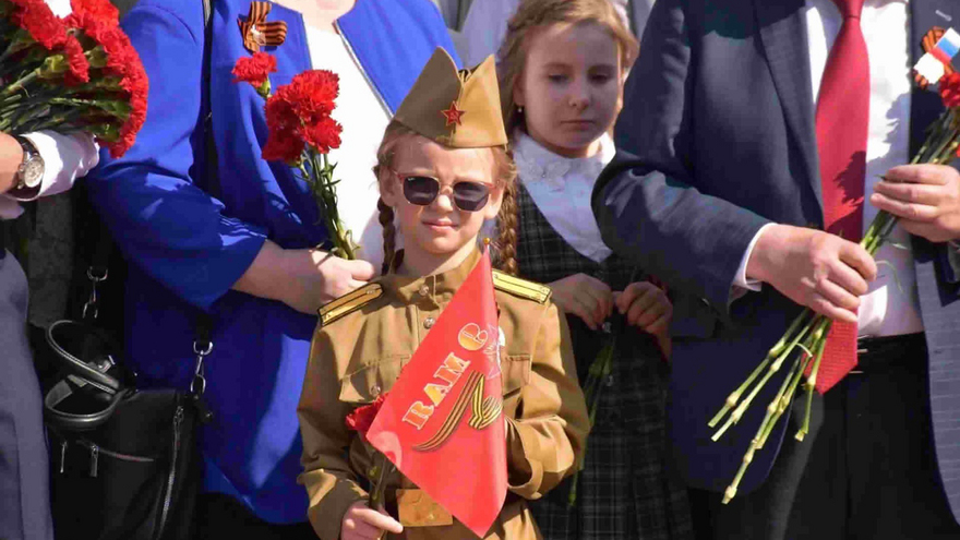 Тысячи саратовцев в День Победы почтили память героев на Соколовой горе