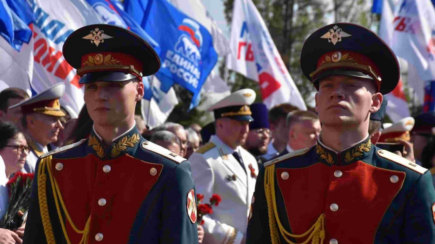 Тысячи саратовцев в День Победы почтили память героев на Соколовой горе
