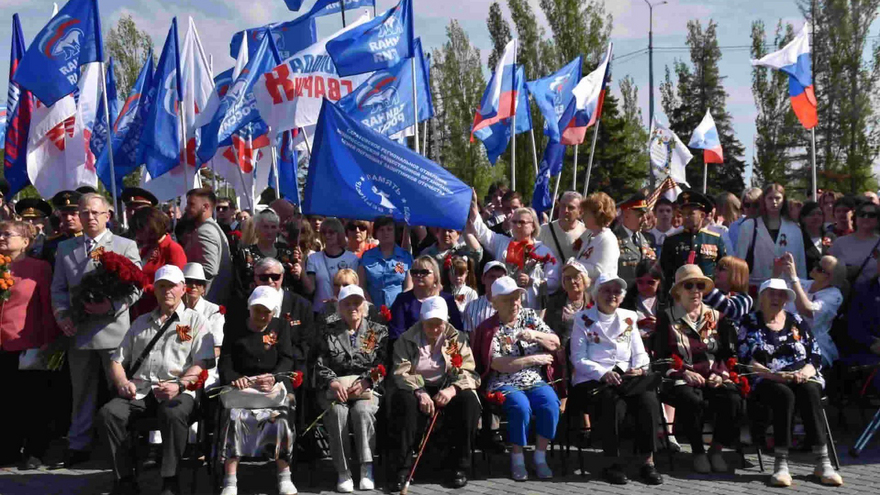 Тысячи саратовцев в День Победы почтили память героев на Соколовой горе