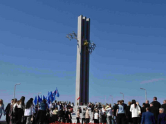 Тысячи саратовцев в День Победы почтили память героев на Соколовой горе