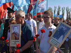 Тысячи саратовцев в День Победы почтили память героев на Соколовой горе