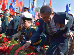 Тысячи саратовцев в День Победы почтили память героев на Соколовой горе