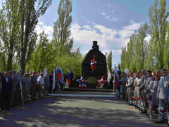 Тысячи саратовцев в День Победы почтили память героев на Соколовой горе