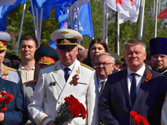 Тысячи саратовцев в День Победы почтили память героев на Соколовой горе