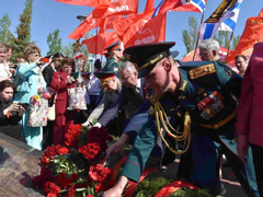 Тысячи саратовцев в День Победы почтили память героев на Соколовой горе