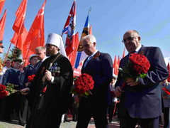 Тысячи саратовцев в День Победы почтили память героев на Соколовой горе