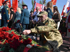 Тысячи саратовцев в День Победы почтили память героев на Соколовой горе