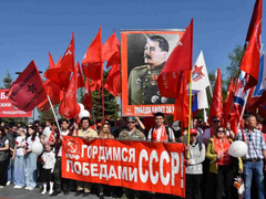 Тысячи саратовцев в День Победы почтили память героев на Соколовой горе