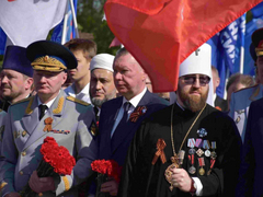 Тысячи саратовцев в День Победы почтили память героев на Соколовой горе