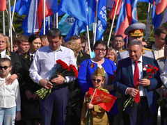 Тысячи саратовцев в День Победы почтили память героев на Соколовой горе
