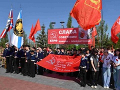 Тысячи саратовцев в День Победы почтили память героев на Соколовой горе