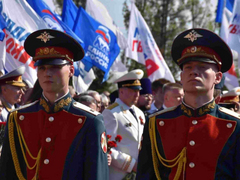 Тысячи саратовцев в День Победы почтили память героев на Соколовой горе
