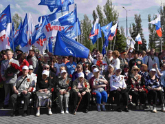 Тысячи саратовцев в День Победы почтили память героев на Соколовой горе