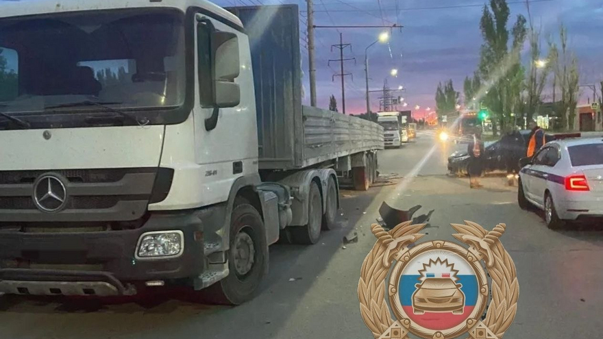 Легковушка влетела в фуру на Саратовском шоссе