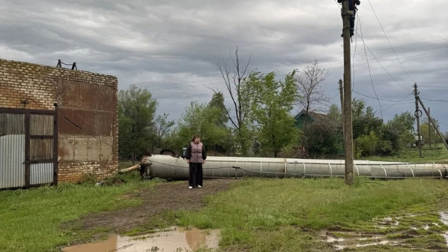 В Саратовской области ветер снес водонапорную башню высотой с пятиэтажку