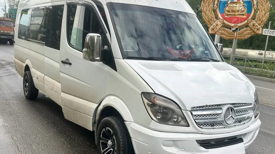 В Саратове микроавтобус Mercedes сбил прохожего