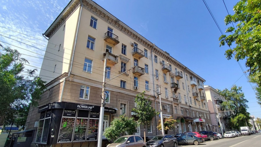 Пятиэтажку в центре Саратова в стиле неоклассицизма признали памятником
