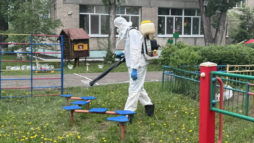 Ремонт коллектора: в Энгельсе дезинфицируют территории соцучреждений и жилых домов