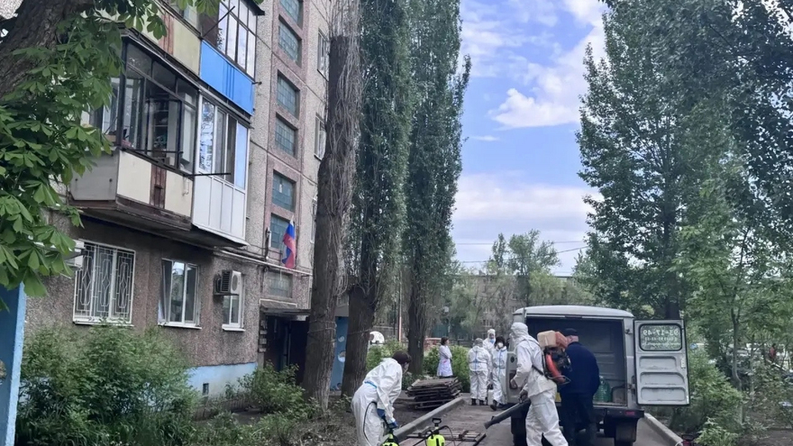 Ремонт коллектора: в Энгельсе дезинфицируют территории соцучреждений и жилых домов