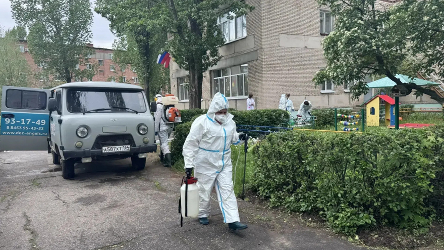 Ремонт коллектора: в Энгельсе дезинфицируют территории соцучреждений и жилых домов