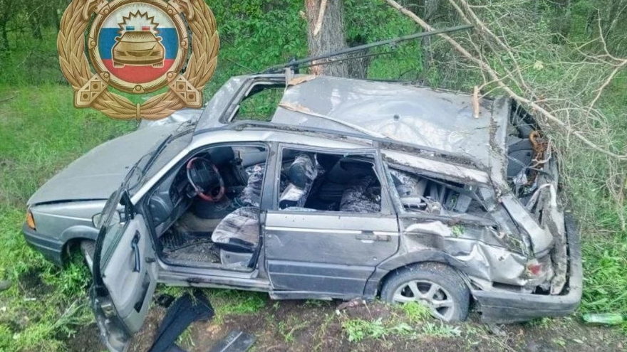 Под Саратовом водитель пострадал при опрокидывании легковушки