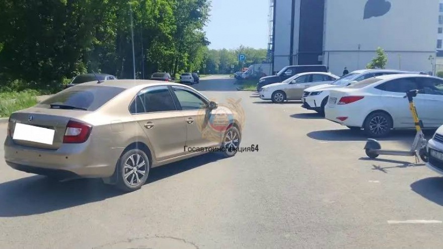 В Саратове иномарка сбила 18-летнюю девушку на электросамокате