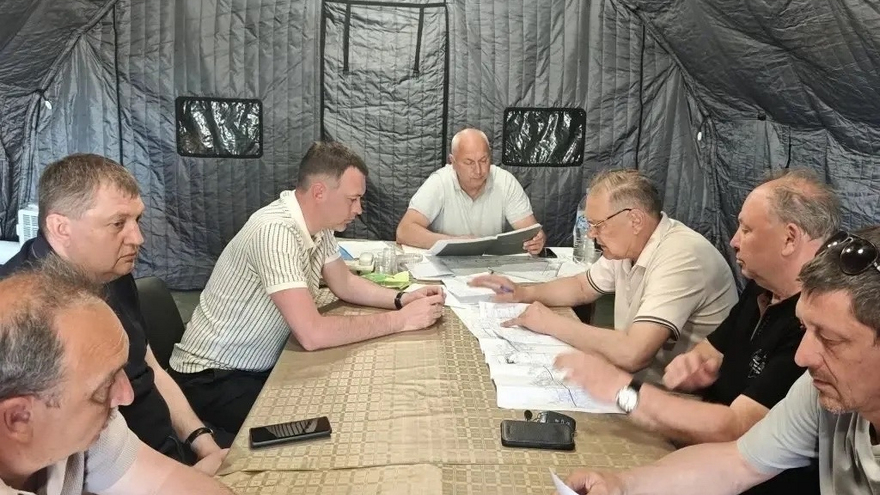 Коммунальная авария в Энгельсе: рабочие расширяют скважину для прокладки новой трубы