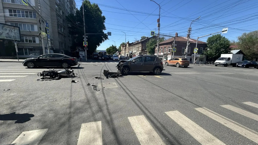 Мотоциклист пострадал в аварии в центре Саратова