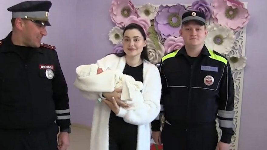 Полицейские помогли беременной со схватками добраться до роддома