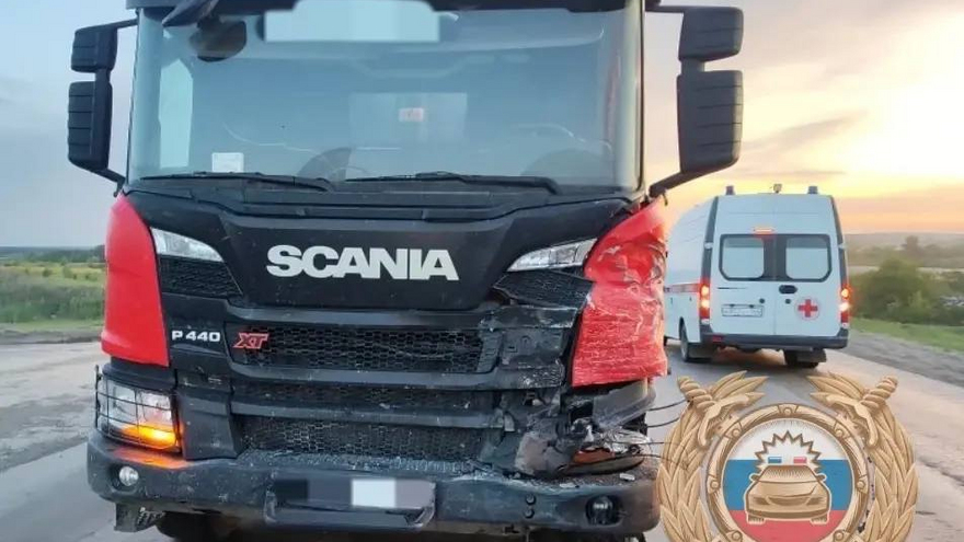 Под Саратовом водитель легковушки погиб в массовом ДТП