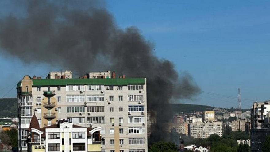 В центре Саратова семь пожарных экипажей тушат заброшенную двухэтажку