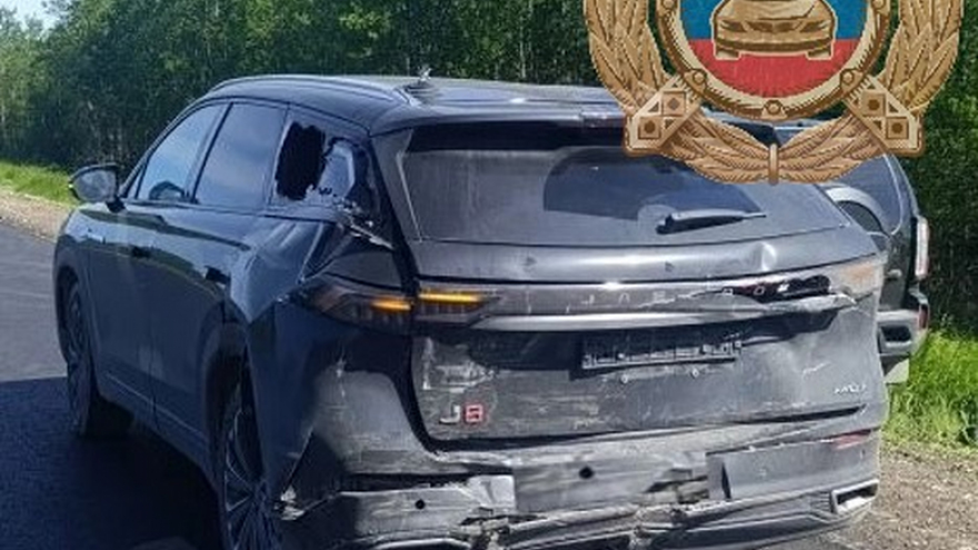 Под Саратовом микроавтобус влетел в припаркованный кроссовер