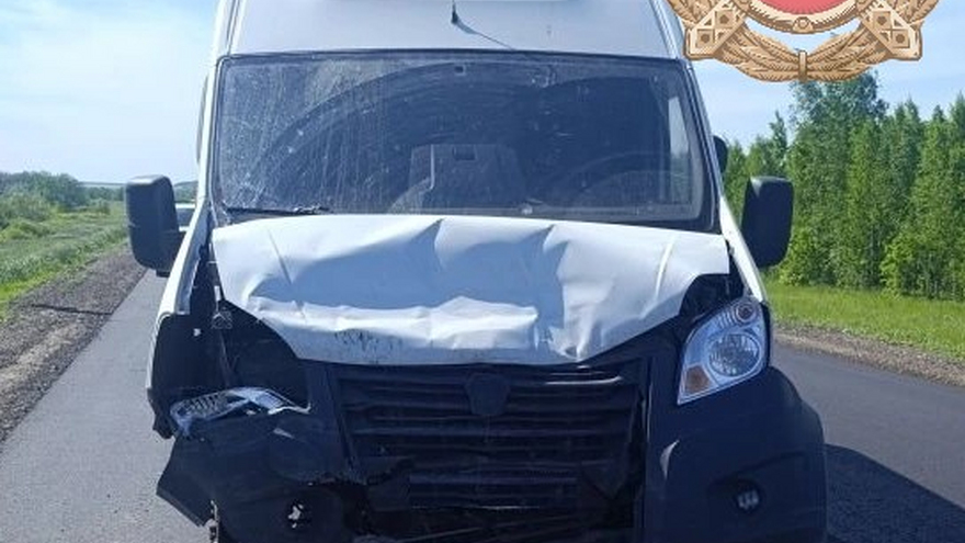 Под Саратовом микроавтобус влетел в припаркованный кроссовер