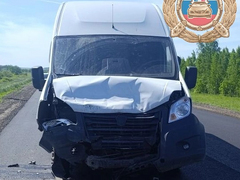 Под Саратовом микроавтобус влетел в припаркованный кроссовер