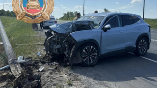 Под Саратовом два человека пострадали во влетевшем в столб кроссовере